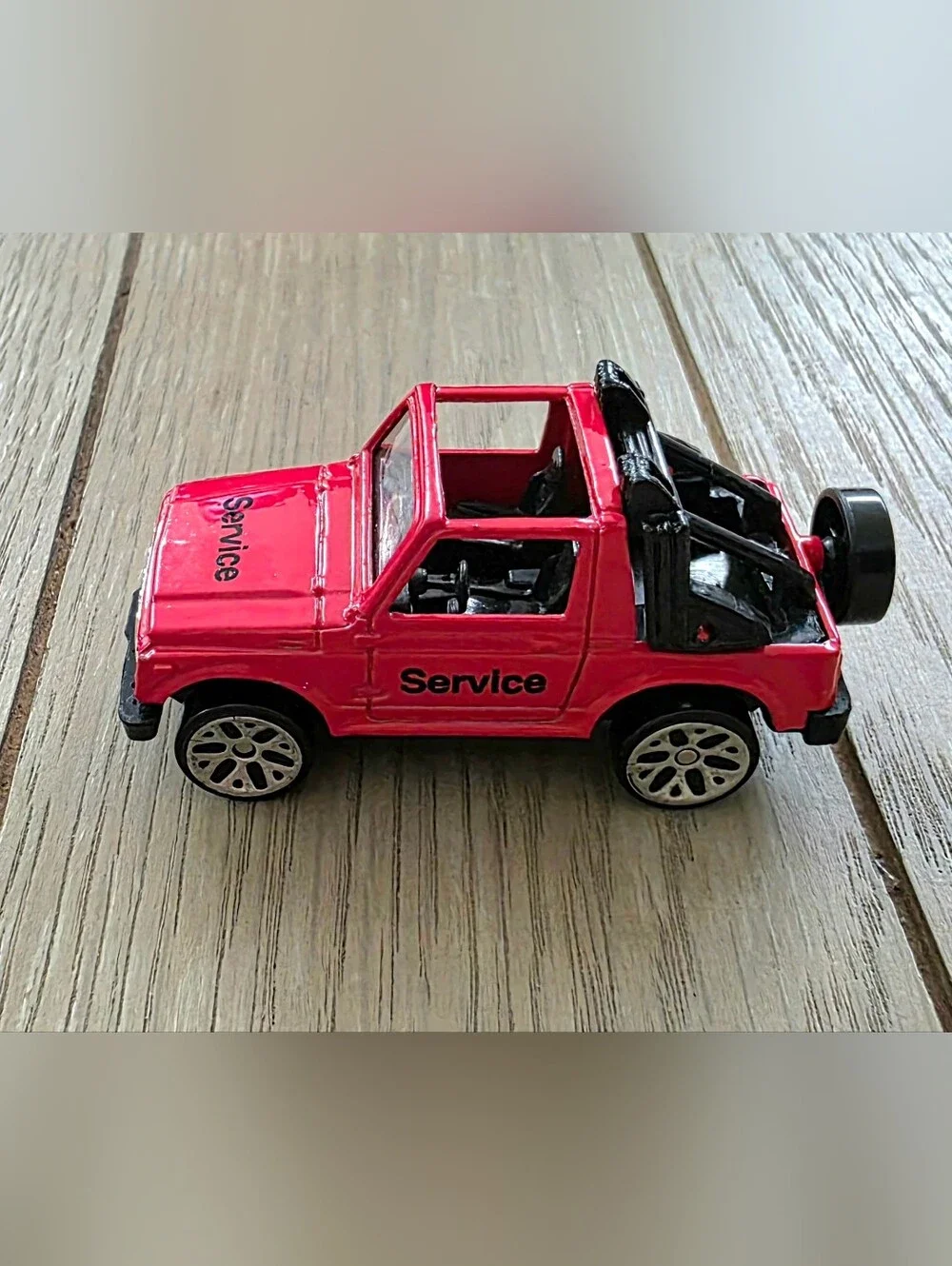 Maisto Suzuki 1986-1995 SJ4130 Samurai 4x4 SUV Red Service Vehicle 1:64 Diecast